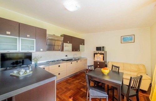 Silvi Villa | Lovely apartment in villa for 4 guests with WIFI, A/C, pool, TV, patio, pets allowed and parking