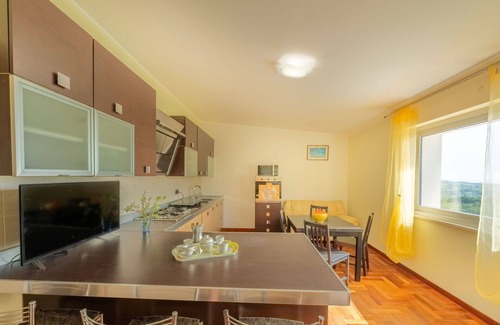 Silvi Villa | Lovely apartment in villa for 4 guests with WIFI, A/C, pool, TV, patio, pets allowed and parking