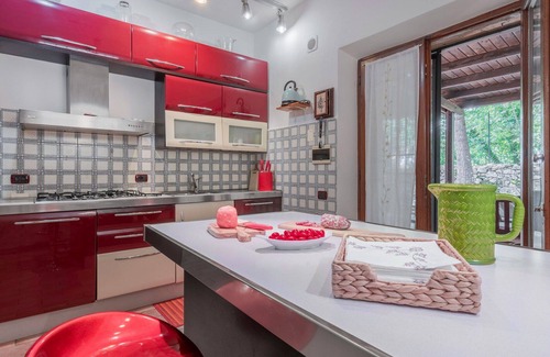 Monteriggioni Apartment | Lovely apartment for 4 people with pool, WIFI, TV, veranda and parking, close to Siena