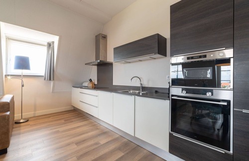 Colijnsplaat Apartment | Lovely apartment for 4 people with hot tub, WIFI, TV, balcony and parking