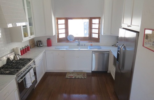 Belmont Shore Apartment | Lovely Apartment Steps From The Beach.
