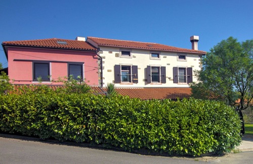 Truske Apartment | Lovely apartment with A/C, WIFI, pool, balcony, pets allowed, panoramic view and parking