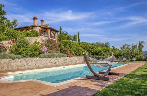 Allerona Apartment | Lovely apartment with WIFI, pool, TV, patio, pets allowed, panoramic view and parking