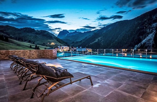 Warth Apartment | Lovely apartment with pool, WIFI, TV, terrace, pets allowed, panoramic view and parking