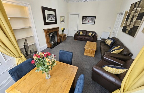 Newington Apartment | Lovely Apt sleeps 8 close to ctr