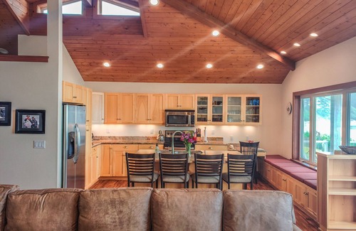 Happy Camp Hideaway House | Lovely Beachfront Home with Amazing Views!