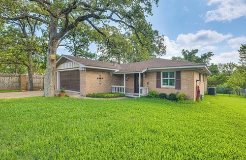 College Station Cottage | Lovely Bryan Home w/Deck - 4 Mi to Kyle Field!