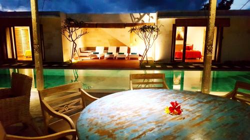 Padonan Villa | Lovely Canggu 4BR Private Pool Villa with Sundeck! 10mins Ride to Beach