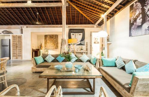 Padonan Villa | Lovely Canggu 4BR Private Pool Villa with Sundeck! 10mins Ride to Beach