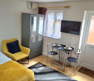 Slough Apartment | Lovely central studio/2bed - 5min to train station