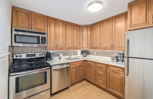 Cheesman Park Apartment | Lovely Cheesman Park apt on tree lined street