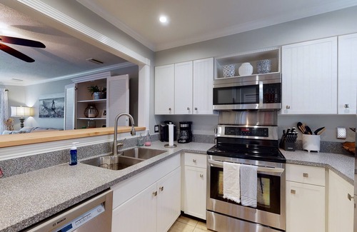 Demere Park Condo | Lovely Condo in Gated Harbour Oaks walking distance to the Village