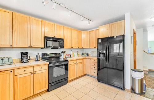 Frisco Condo | Lovely condo with fantastic mountain view, skiing, fireplace, & washer/dryer