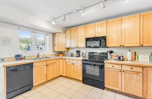 Frisco Condo | Lovely condo with fantastic mountain view, skiing, fireplace, & washer/dryer