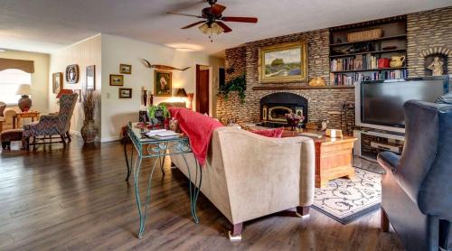 Georgetown House | Lovely Cottage Rental with Waterfall on San Gabriel River near Austin, Texas
