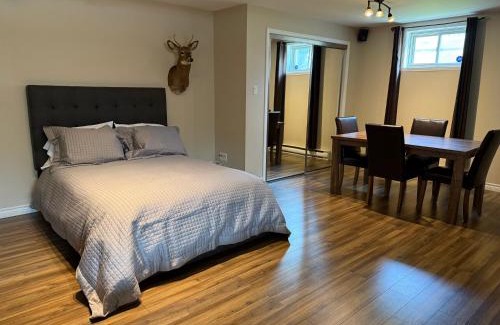 L'Ancienne-Lorette House | Lovely cottage with heated swimming pool