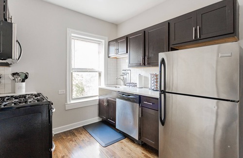 Rogers Park Apartment | Lovely|Cozy|Homey|2 Bed|1 Bath|
