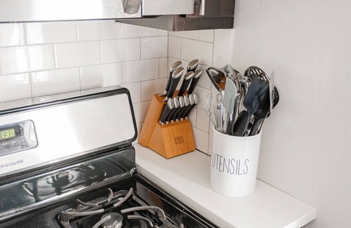 Rogers Park Apartment | Lovely|Cozy|Homey|2 Bed|1 Bath|