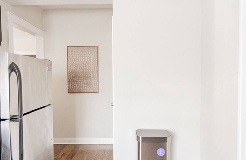 Rogers Park Apartment | Lovely|Cozy|Homey|2 Bed|1 Bath|