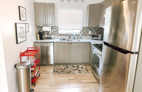 Golden Beach House | Lovely Dog-Friendly Oasis ~ Walk to Beach ~ Office