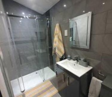 Fryent House | Lovely double room with en-suite bathroom