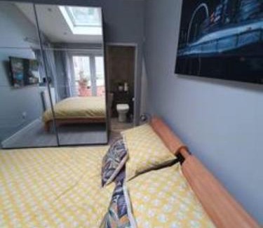 Fryent House | Lovely double room with en-suite bathroom