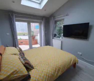 Fryent House | Lovely double room with en-suite bathroom