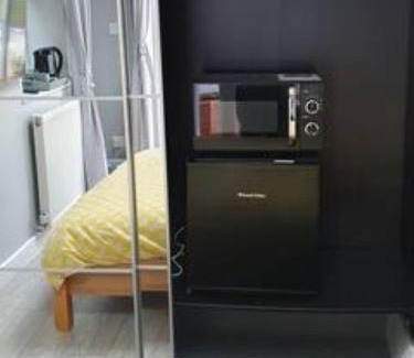 Fryent House | Lovely double room with en-suite bathroom