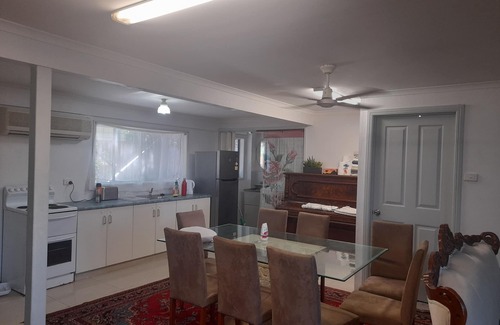 Kanimbla House | Lovely Downstairs Home (Family Accommodation)