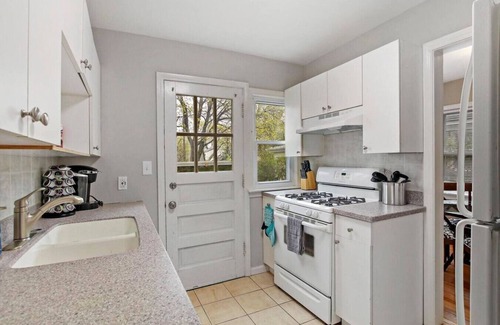 Russell Apartment | Lovely Duplex in DT Libertyville Near Naval Base!