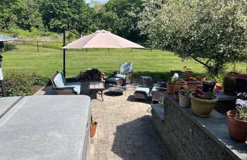 Jamestown House | Lovely Family House with Gardens and Fenced Yard