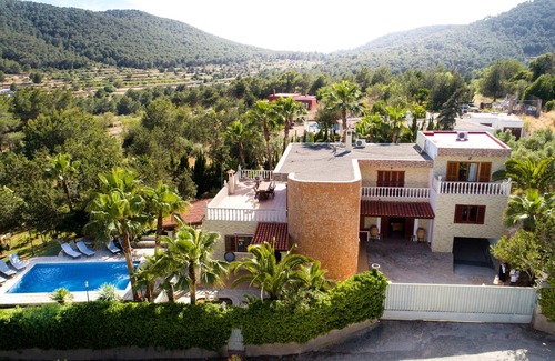 Sant Josep de sa Talaia Villa | Lovely finca near Ibiza town and Playa d'en Bossa, 5 Bedrooms, pool, BBQ