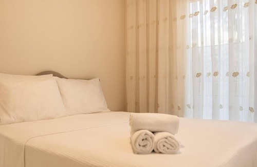 Dalyan Mahallesi Apartment | Lovely Flat with Balcony in Cesme Close to Sea