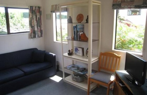 Waiotahi Bed & Breakfast | Lovely free-standing farm cottage