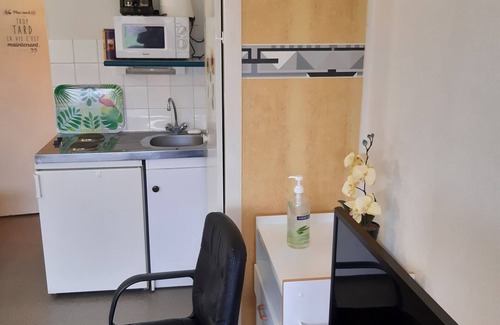 Quetigny Apartment | Lovely furnished studio: parking, washing machine, TV, high-speed internet near all amenities.