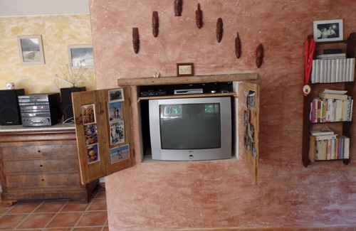 Le Beage House | Lovely gîte just a stone's throw from Lake Issarles and Mont Gerbier de Jonc.