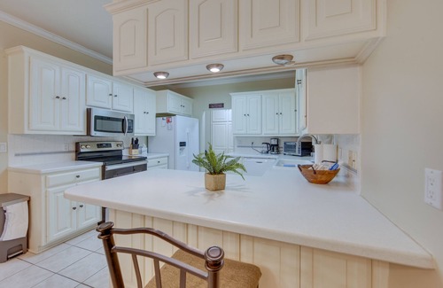 Hawkins House | Lovely Hawkins Home w/Patio & Hangar Garage!