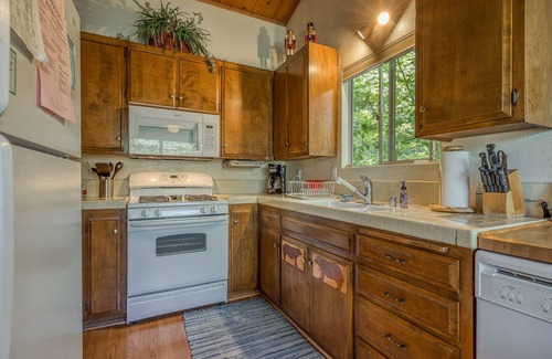 Arrowhead Villas Cabin | Lovely Hillside Retreat w/Fireplace & Furnished Deck - Near Sky Park