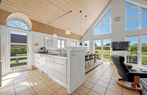 West Coast House | Lovely holiday home with fantastic views, fenced grounds, and a Wilderness bath.
