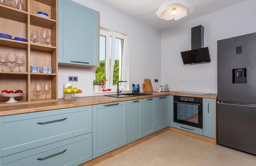 Sveti Vid Dobrinjski House | Lovely home in Sveti VidDobrinjski with WiFi