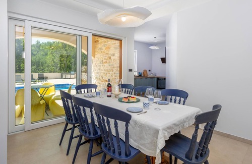 Sveti Vid Dobrinjski House | Lovely home in Sveti VidDobrinjski with WiFi