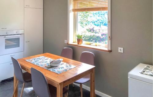 Hoyanger House | Lovely Home In Bjordal With Kitchen