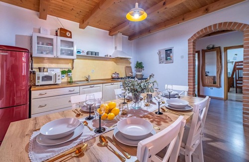 Bosiljevo House | Lovely home in Bosiljevo with kitchen