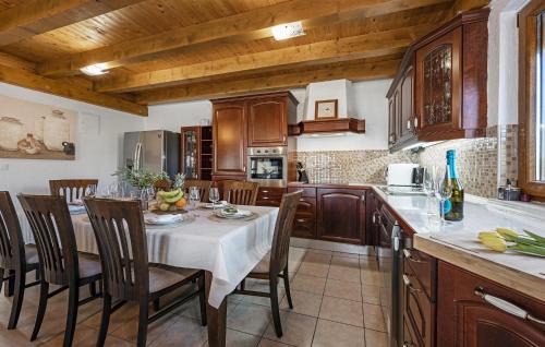 Donje Polje House | Lovely Home In Donje Polje