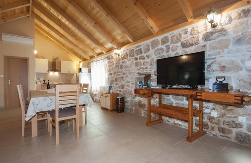 Gradina House | Lovely home in Lozovac with WiFi