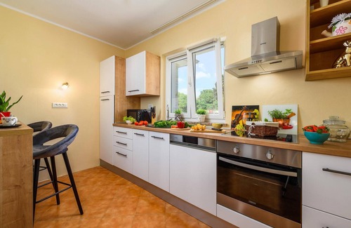 Heraki House | Lovely home in Sv.Lovrec with kitchen