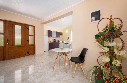 Mofardini House | Lovely home in Tinjan with WiFi