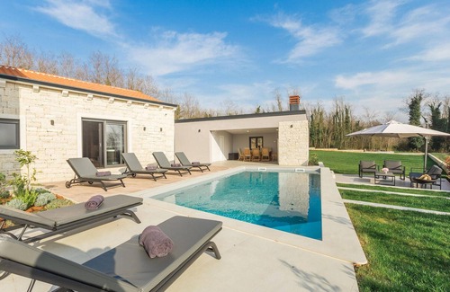 Mofardini House | Lovely home in Tinjan with sauna