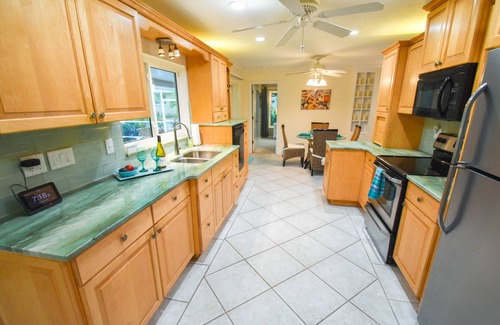 Laurel House | Lovely Home/Pool Sanctuary 2 min to Nokomis Beach/Casey Key incl KAYAKS, Bikes