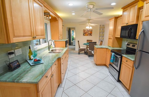 Laurel House | Lovely Home/Pool Sanctuary 2 min to Nokomis Beach/Casey Key incl KAYAKS, Bikes